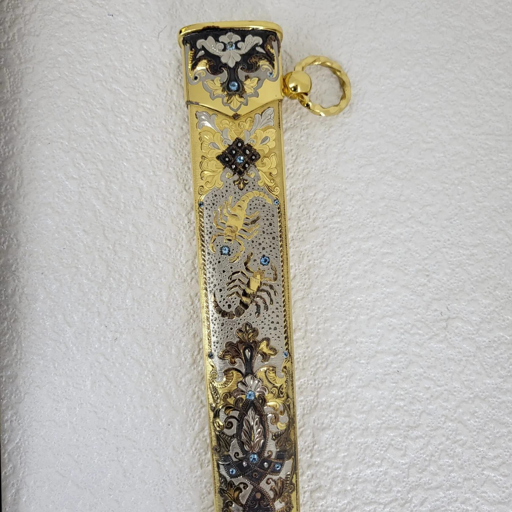 Дага Скорпион с камнями